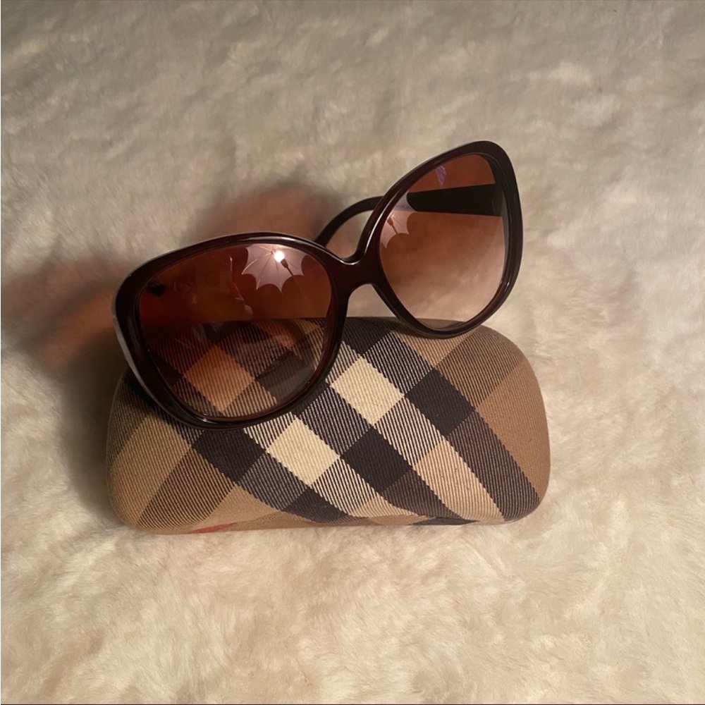 Burberry 💯Authentic - Picture 1 of 9